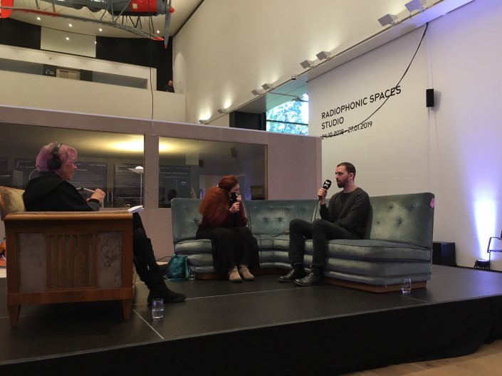 Das Foto zeigt die Teilnehmerinnen und Teilnehmer der Talkrunde im Museum Tinguely Basel.