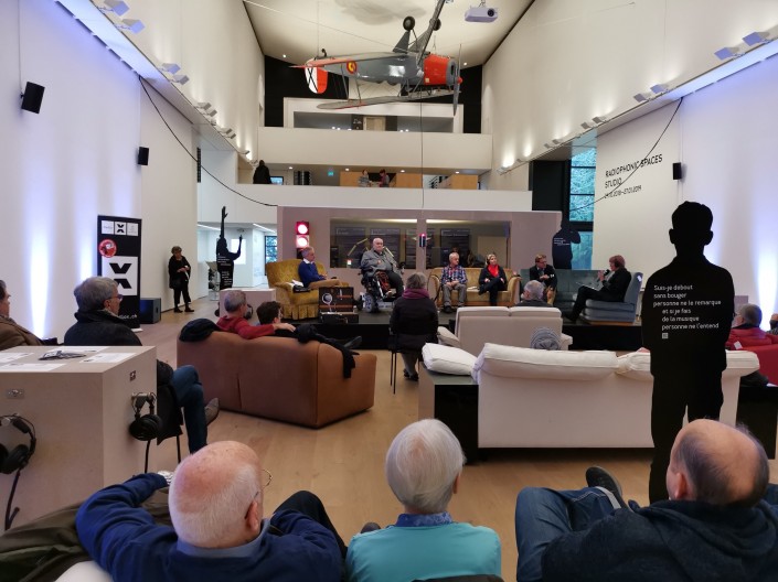 Das Foto zeigt die Teilnehmerinnen und Teilnehmer der Talkrunde im Museum Tinguely