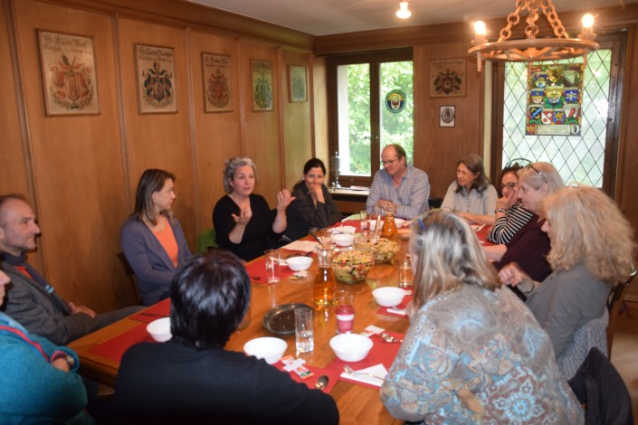 Das Foto zeigt die Teilnehmer der Mittagstafel in Gespräch mit Barbara Schnyder, Supervisorin BSO und Sozialarbeiterin FH.
