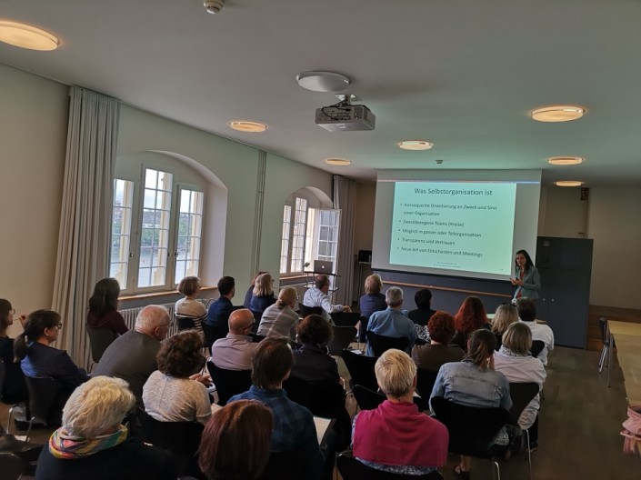 Die Besucher hören das Referat von Dr. Ursula Meyerhofer Fahlbusch  
