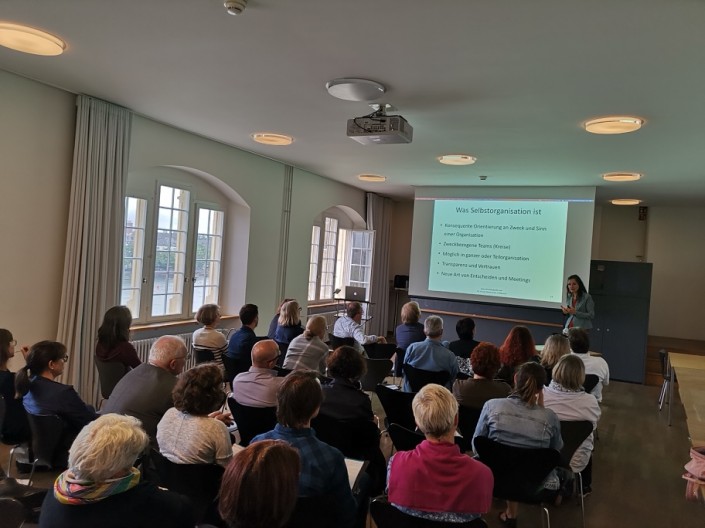 Die Besucher hören das Referat von Dr. Ursula Meyerhofer Fahlbusch  