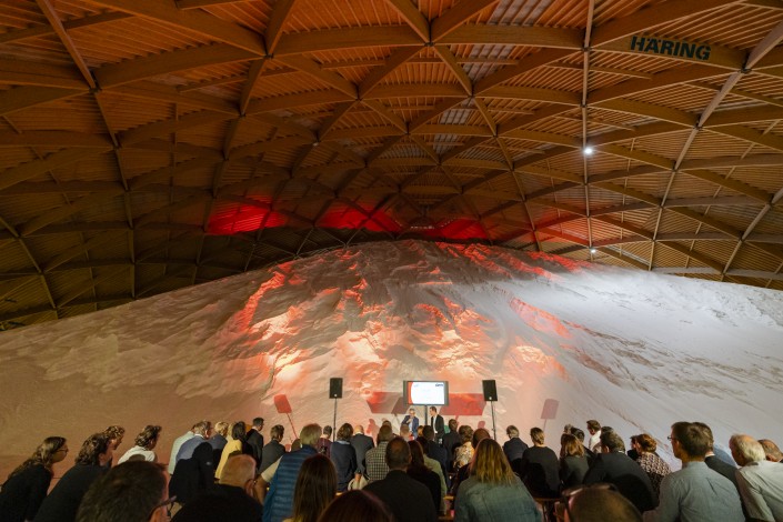 Die Besucherinnen und Besucher und die Bühne im Saldome in Rheinfelden/AG