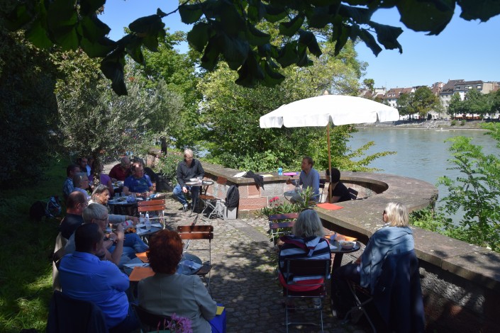 Die Mittagstafel-Teilnehmende beim Gespräch in der Sommerbar 