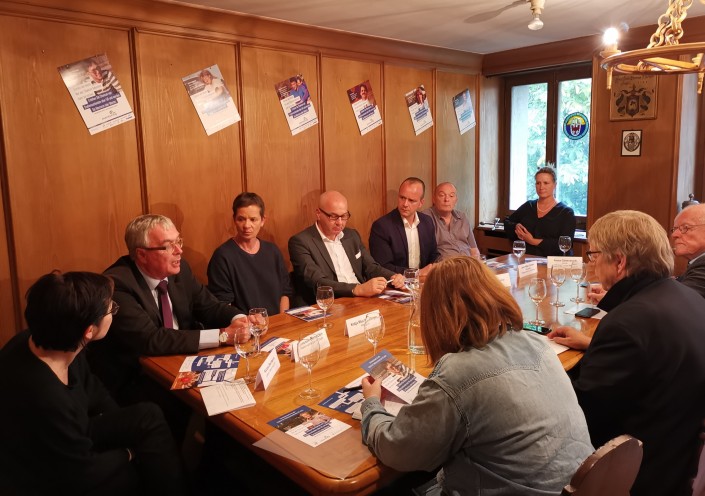 Das Foto zeigt die Teilnehmer der Medientafel mit dem Basler Regierungsrat Christoph Brutschin 