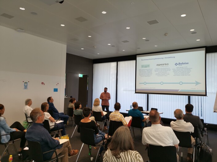 Die Teilnehmerinnen und Teilnehmer und Referent Manuel Thomas im Seminarraum der Handelskammer beider Basel