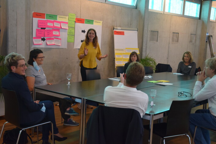 Workshopleiterin Anja Reichenbach von Sensability bei der Diskussion mit den Teilnehmenden