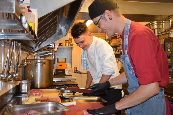 Herr P und Lehrmeister Fabian Karlen beim Fleisch zubereiten in der Küche vom Restaurant Zum Tell.