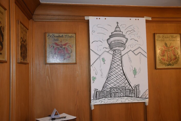 Bild an der Wand aufgehängt. Bild zeigt einen Leuchtturm