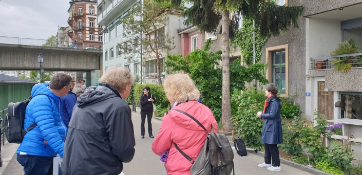 Birgitta Schermbach macht eine Übung mit den Teilnehmenden