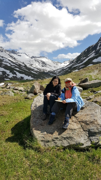 Bild von Andrea Pacovsky mit Nicole Bertherin, wie sie auf einem Stein sitzen