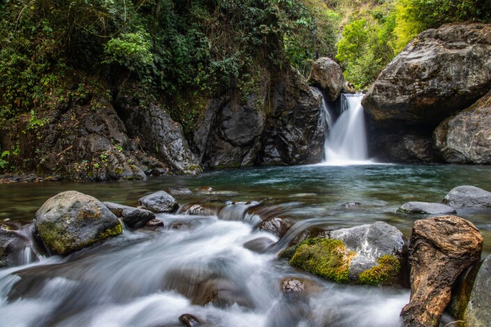 Ein kleiner Wasserfall im Wald