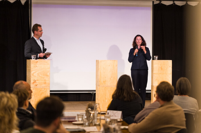 Regierungsrätin Dr. Tanja Soland im Gespräch mit Frank Linhart auf der Bühne.