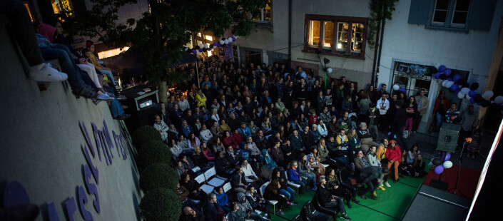 Die Gäste schauen einen Film auf der Leimwand in der Gerbergasse am Gässli Filmfestival