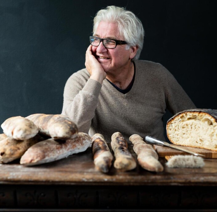 Chrstian Aeby sitzt mit vertreumtem Blick hinter seinem feinen Brot