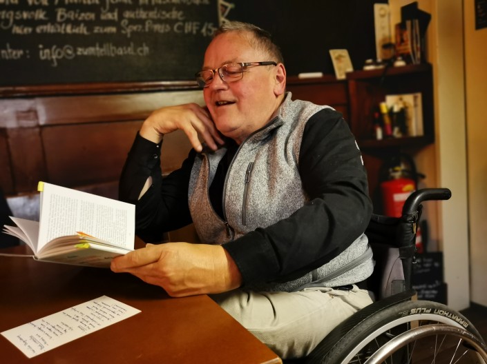 Das Foto zeigt Walter Beutler bei seiner Lesung im Restaurant  Zum Tell. 