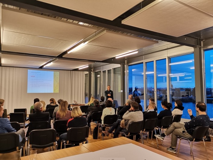 Das Foto zeigt die Workshop-Teilnehmerinnen und Teilnehmer während dem Vortrag von Fabian Bussinger, Bereichsleiter Arbeit und Beschäftigung der Psychiatrie Baselland.