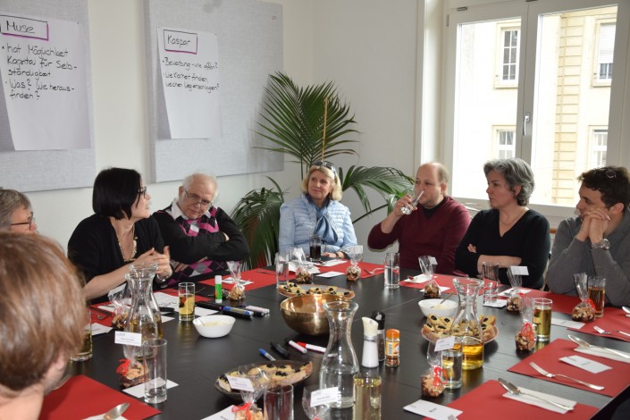 Das Foto zeigt die Besucher der Mentoring-Mittagstafel