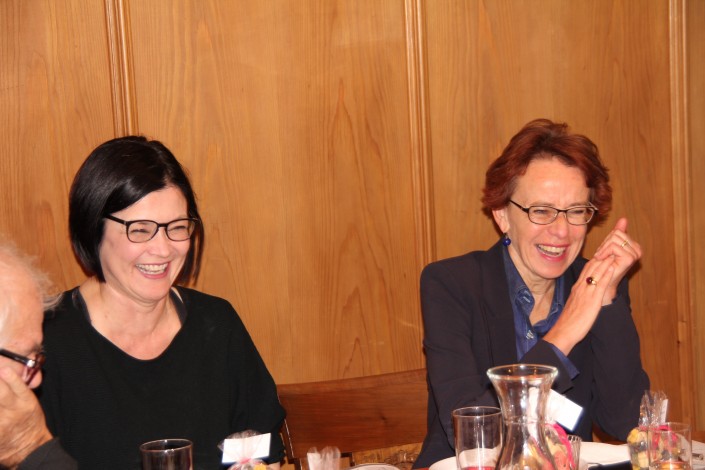 Das Foto zeigt Nicole Bertherin von Impulse mit der Basler Regierungsrätin Eva Herzog