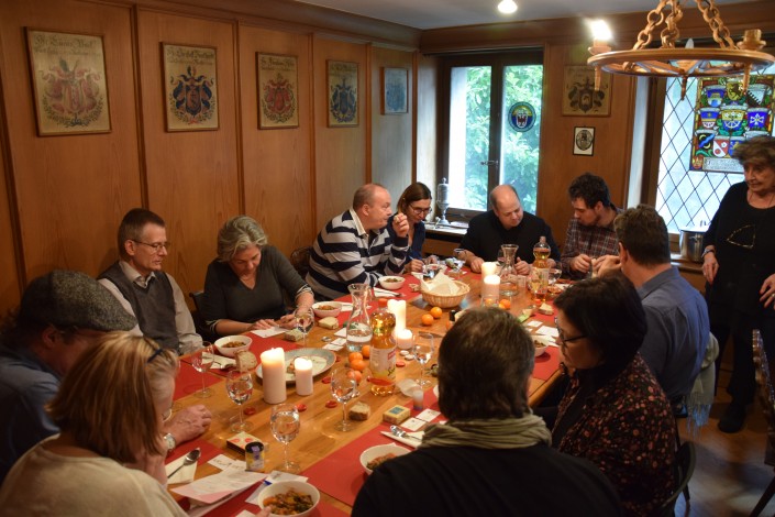 Das Foto zeigt MentorInnen und Mentees die sich austauschen.