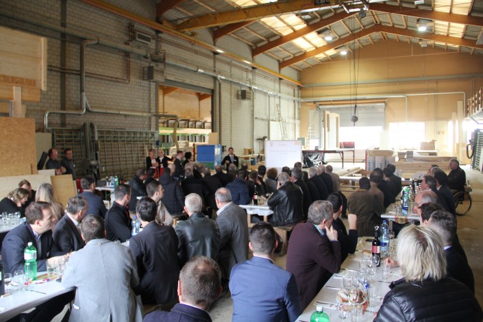 Das Foto zeigt die 70 Gäste bei der Networkingveranstaltung bei der Zubler AG.